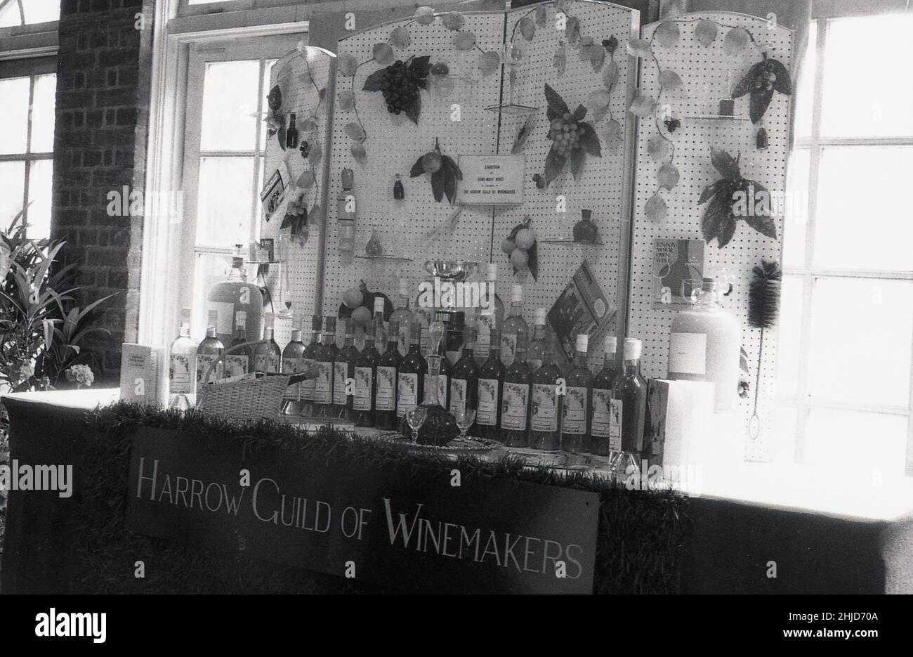 1964, storico, esposizione di vini fatti in casa dalla Harrow Guild dei viticoltori, al dilettante Wine Makers National Conference and Show, ribattezzato nel 1965 come l'Associazione Nazionale dei viticoltori Amatori. Nel 1974, l'organizzazione dei viticoltori dilettanti fu rinominata nuovamente, diventando l'Associazione Nazionale dei produttori di vino e birra. Foto Stock
