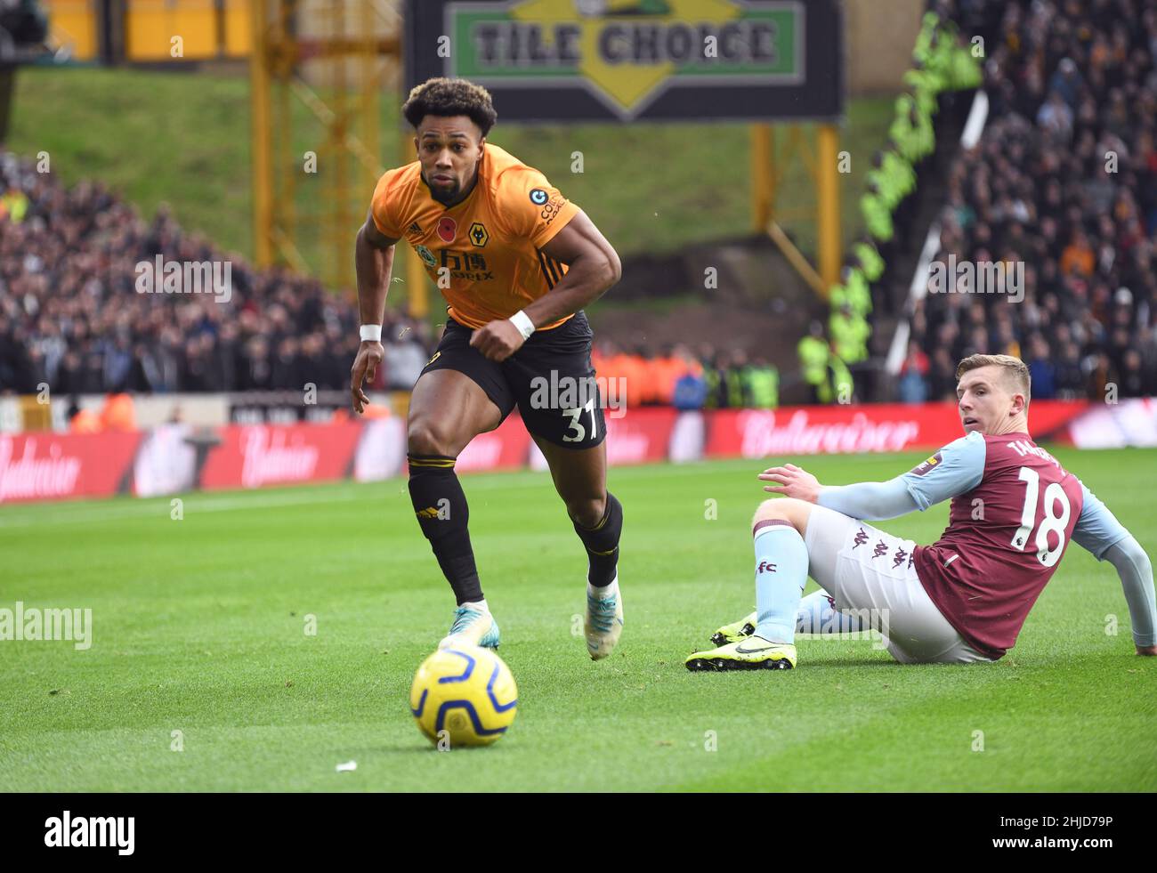 Lupi calciatore Adama Traore e Matt TargetT di Vill. Wolverhampton Wanderers / Aston Villa al Molineux Stadium 10/11/2019 - English Premier League Foto Stock
