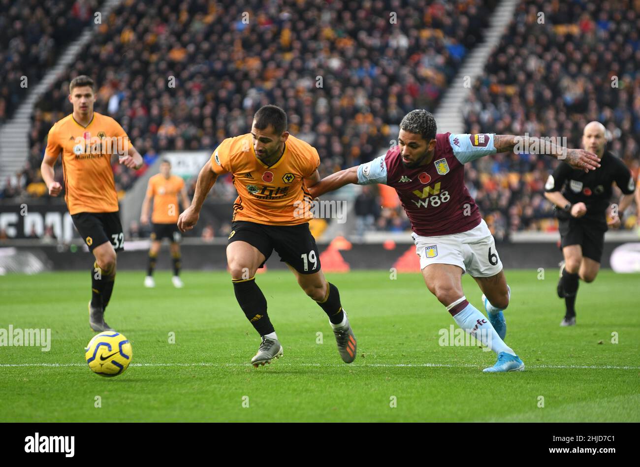 Lupi calciatore Jonny otto e Douglas Luiz di Villa. Wolverhampton Wanderers / Aston Villa al Molineux Stadium 10/11/2019 - English Premier League Foto Stock