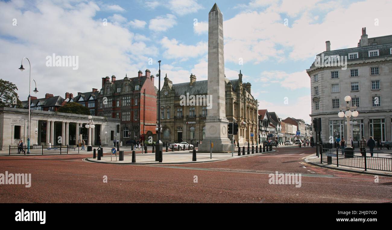 Southport Monument e monumento ai caduti che mostrano tarmac rosso Foto Stock