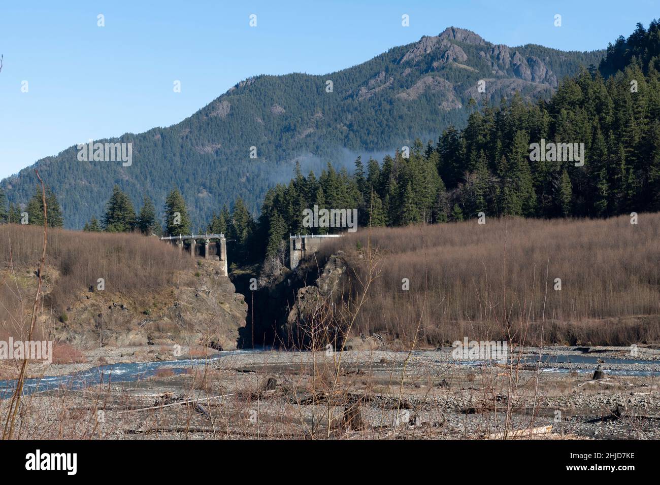 Vista dei resti della diga di Glines Canyon sul fiume Elwha dal letto di ex Lake Mills nel Parco Nazionale Olimpico, Washington. Costruito nel 1927, Foto Stock