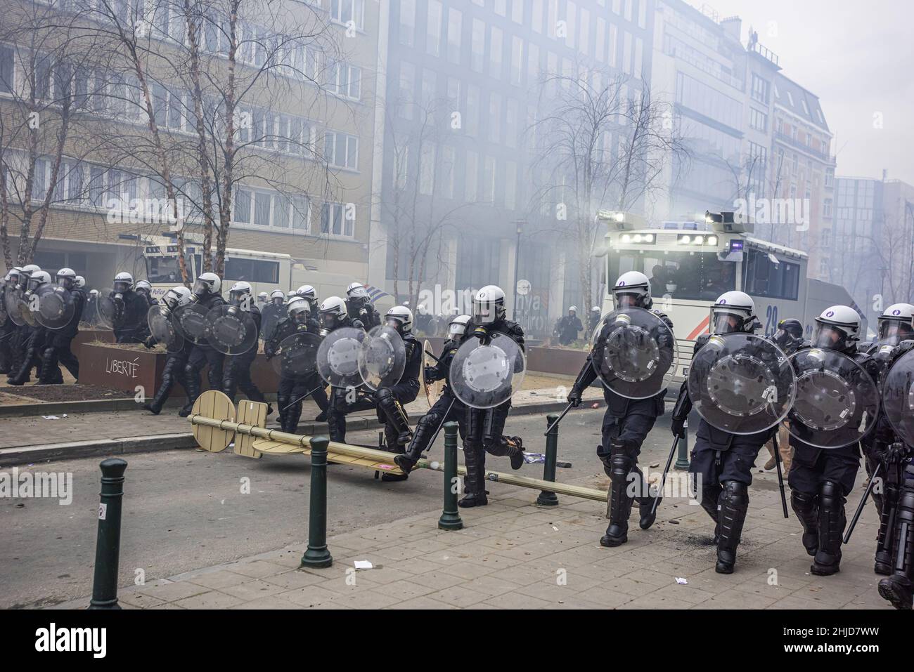 La polizia antisommossa pattuglia le strade durante la manifestazione.la fine della manifestazione domenicale nella città belga di Bruxelles e nel cuore dell'Unione europea è stata martorata da una piccola minoranza solo piegata alla violenza. Mentre più di 50.000 dimostranti provenienti da tutte le parti d'Europa hanno partecipato a una protesta contro le misure del coronavirus anti-governo che è passata senza incidenti. Una violenta minoranza, accantanita in nero, ha rovesciato il Distretto europeo, ha vandalizzato le automobili, le pietre sono state catapultate e gettate e i cartelli stradali sradicati, la parte anteriore dell'edificio del Servizio europeo per l'azione esterna del SEAE è stata totalmente demolita Foto Stock