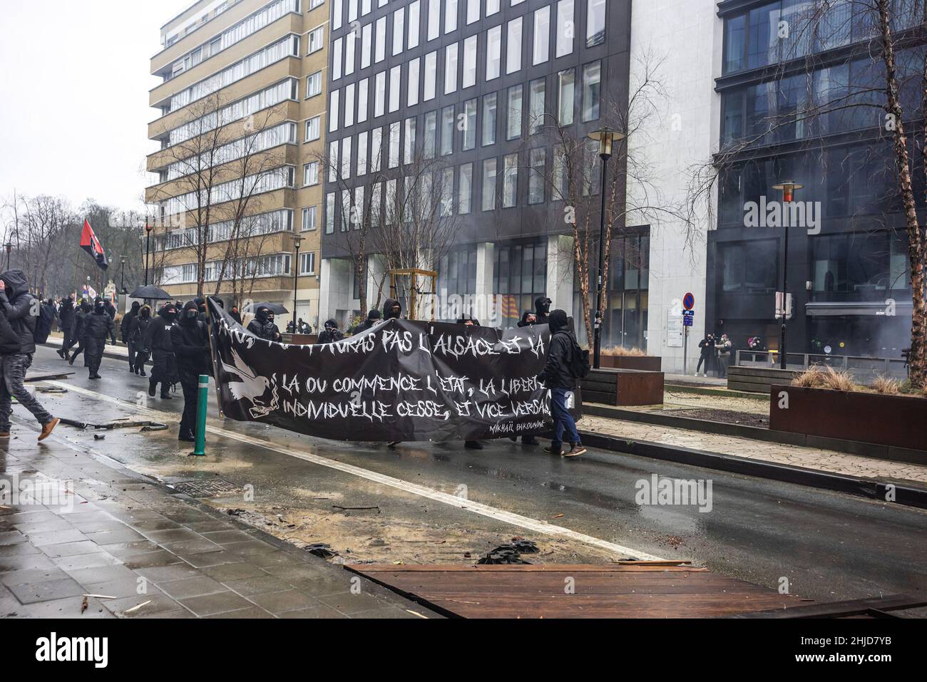 Durante la manifestazione, i manifestanti hanno tenuto una marcia in bandiera verso la prima linea della polizia in Rue De la Loi Wet Street. La fine della manifestazione di domenica nella città belga di Bruxelles e nel cuore dell'Unione europea è stata martorata da una piccola minoranza solo piegata alla violenza. Mentre più di 50.000 dimostranti provenienti da tutte le parti d'Europa hanno partecipato a una protesta contro le misure del coronavirus anti-governo che è passata senza incidenti. Una violenta minoranza accecata in nero, ha rovesciato il Distretto europeo, ha vandalizzato le automobili, le pietre sono state catapultate e gettate e i cartelli stradali sradicati, il fronte del SEAE “Europa Foto Stock