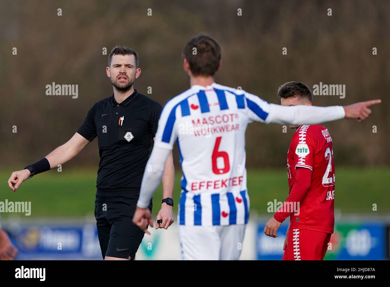 HEERENVEEN, PAESI BASSI - GENNAIO 28: Arbitro Boyd van Kommer durante la partita di pratica tra SC Heerenveen e FC Twente allo Sportpark Skoatterwald il 28 Gennaio 2022 a Heerenveen, Paesi Bassi (Foto di Andre Weening/Orange Pictures) Foto Stock