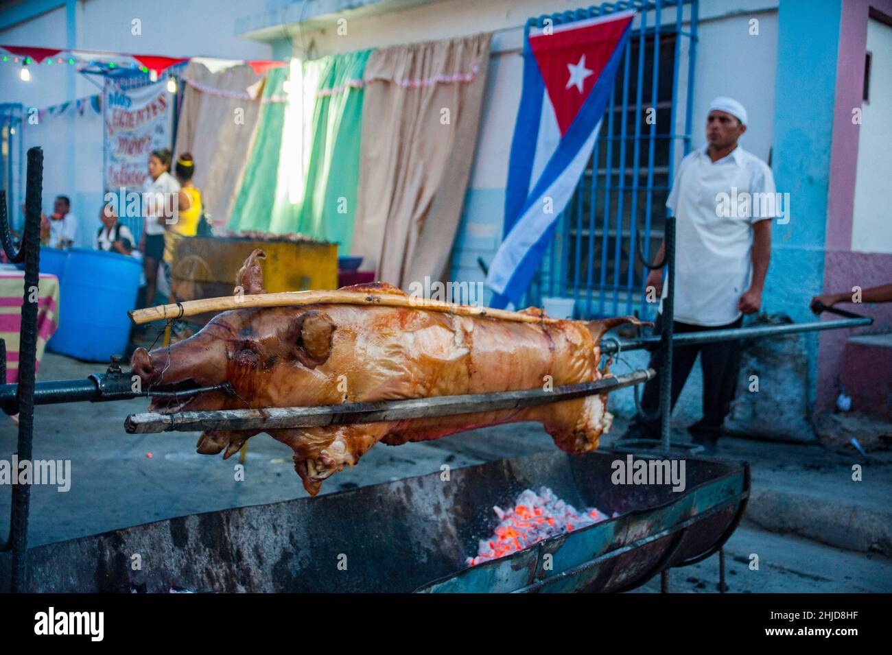 Lo chef cubano cuoca un grande porto per barbecue ad una festa di strada e fiesta a Las Tunas, Cuba. Foto Stock