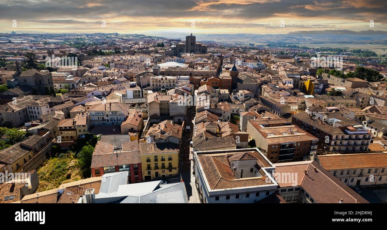 Punto di vista drone Avila paesaggio urbano durante il tramonto, noto da mura medievali, città chiamata dalla città di pietre e Santi. Luogo famoso, punto di riferimento spagnolo i Foto Stock