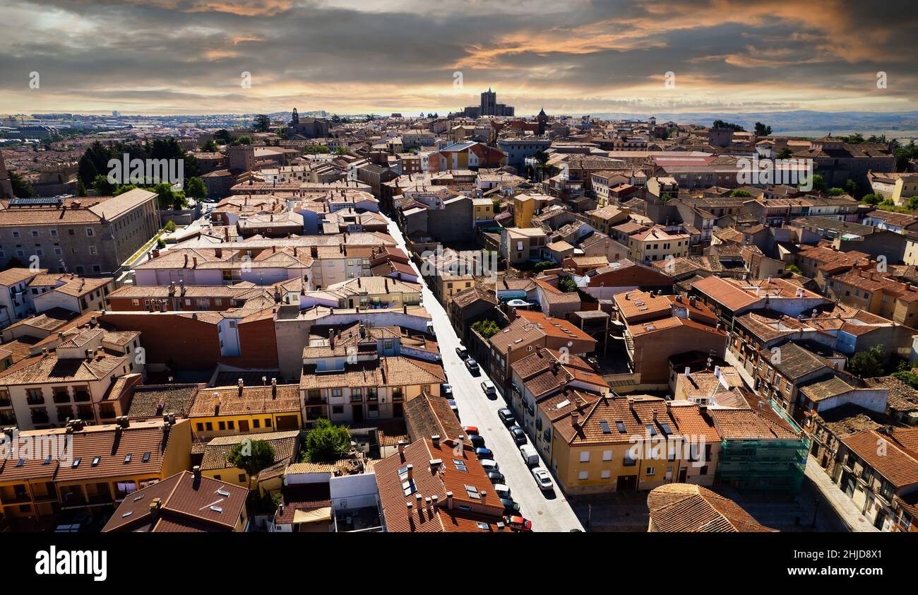 Punto di vista del drone Avila paesaggio urbano durante il tempo cupo, noto dalle mura medievali, città chiamata dalla città di pietre e Santi. Luogo famoso, spagnolo la Foto Stock