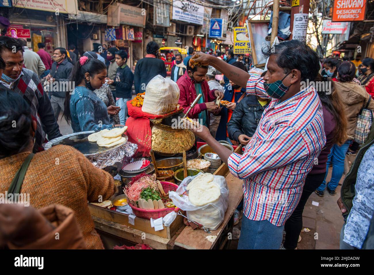 New Delhi, India. 28th Jan 2022. Un fornitore di cibo visto fare chole kulche (famoso cibo di strada indiano) a Nai Sadak in Chandni chowk, vecchia Delhi.mercati e centri commerciali nella capitale nazionale aperto a piena capacità dopo che il governo di Delhi ha deciso di sollevare il coprifuoco di fine settimana e dispari-regola pari per i negozi. (Foto di Pradeep Gaur/SOPA Images/Sipa USA) Credit: Sipa USA/Alamy Live News Foto Stock