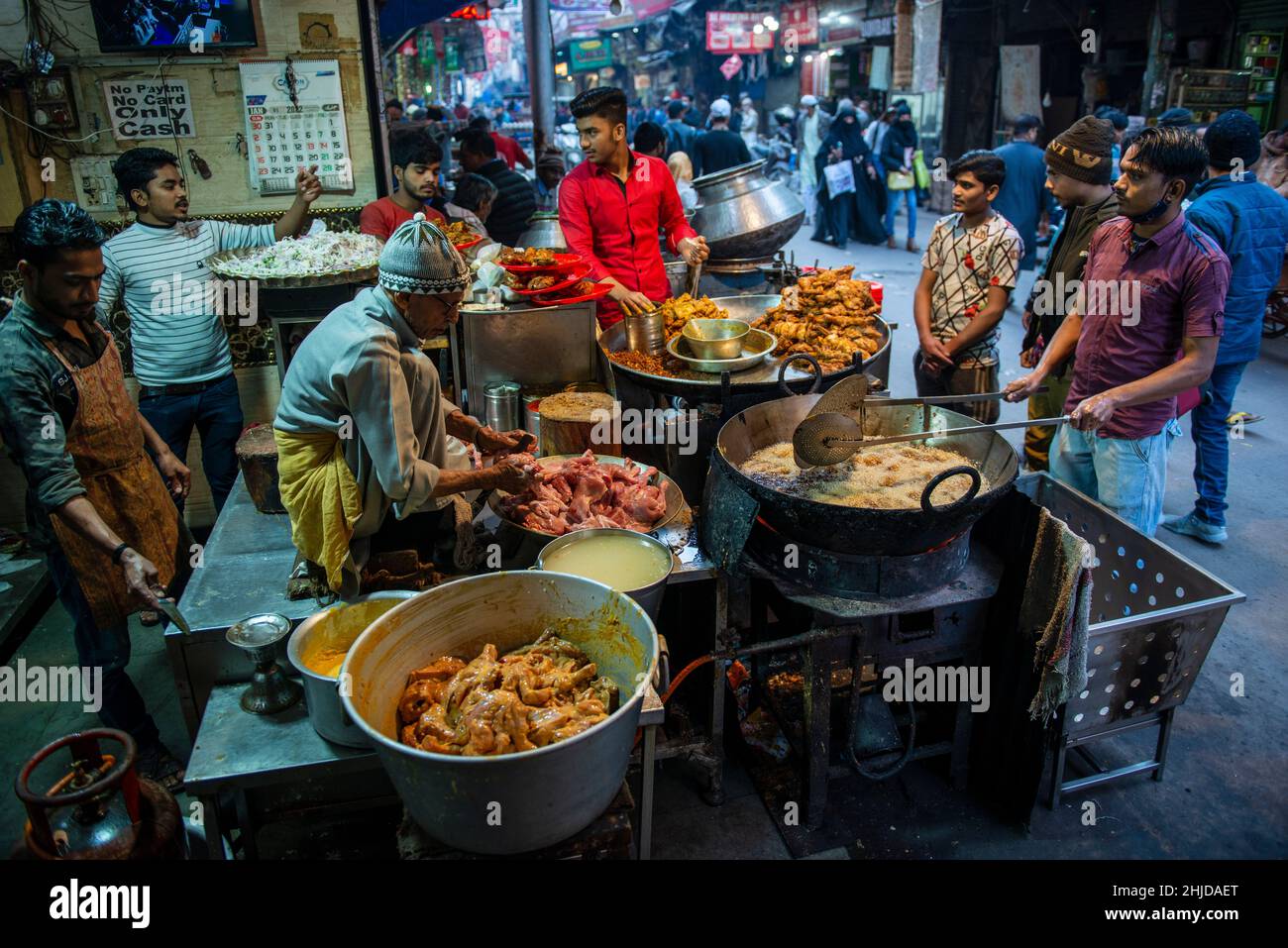 New Delhi, India. 28th Jan 2022. Un uomo visto fare croccante pollo fritto al negozio Haji Mohd Hussain al mercato Matia Mahal, Jama Masjid, Old Delhi.Markets e centri commerciali nella capitale nazionale aperto in piena capacità dopo che il governo di Delhi ha deciso di sollevare il coprifuoco fine settimana e dispari-regola pari per i negozi. (Foto di Pradeep Gaur/SOPA Images/Sipa USA) Credit: Sipa USA/Alamy Live News Foto Stock