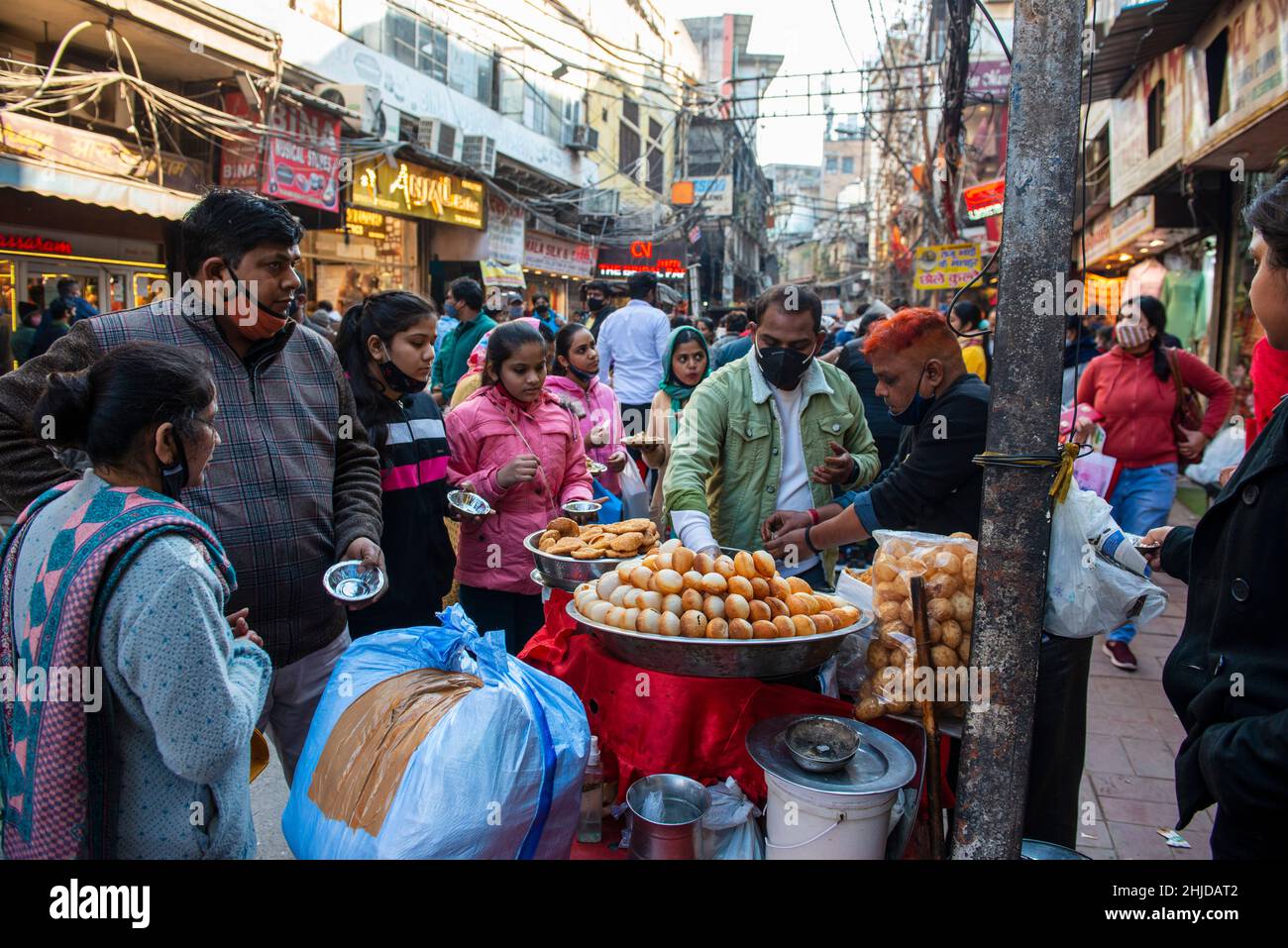 New Delhi, India. 28th Jan 2022. Un affollato Panipuri (famoso cibo di strada indiano) stalla a Nai Sadak in Chandni chowk, vecchia Delhi.mercati e centri commerciali nella capitale nazionale aperto in piena capacità dopo che il governo di Delhi ha deciso di sollevare il coprifuoco di fine settimana e dispari-regola pari per i negozi. Credit: SOPA Images Limited/Alamy Live News Foto Stock