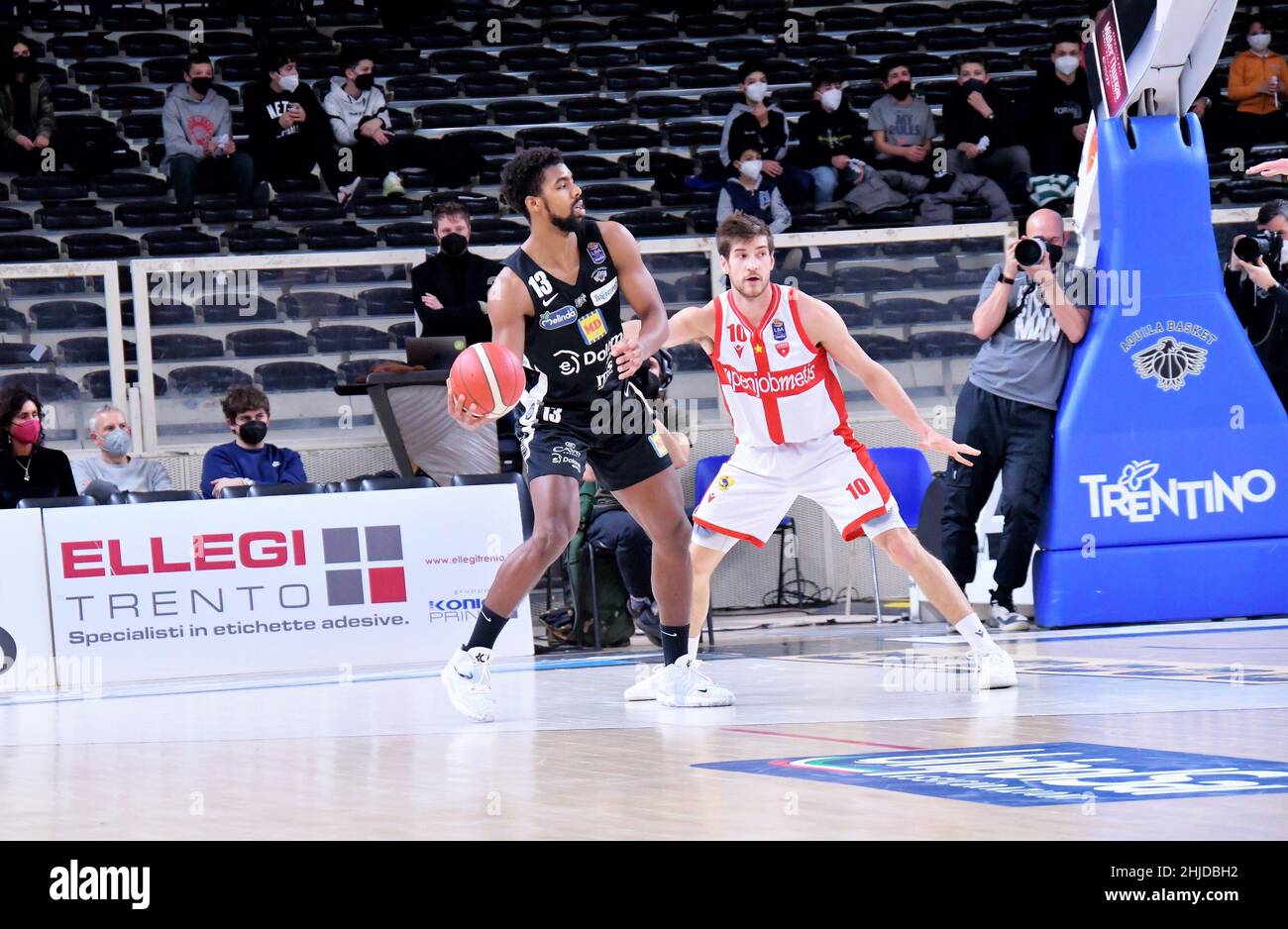 Trento, Italia. 28th Jan 2022. Wesley Saunders (Dolomiti energia Trentino) nel corso delle Dolomiti energia Trentino vs Openjobmetis Varese, Campionato Italiano di Basket a Serie a Trento, Italia, Gennaio 28 2022 Credit: Agenzia fotografica indipendente/Alamy Live News Foto Stock