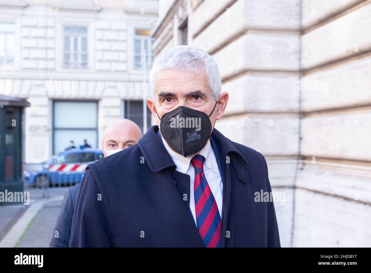 Roma, Italia. 25th Jan 2022. Pierferdinando Casini arriva a Montecitorio Palace per il voto per l'elezione del nuovo Presidente della Repubblica (Foto di Matteo Nardone/Pacific Press/Sipa USA) Credit: Sipa USA/Alamy Live News Foto Stock