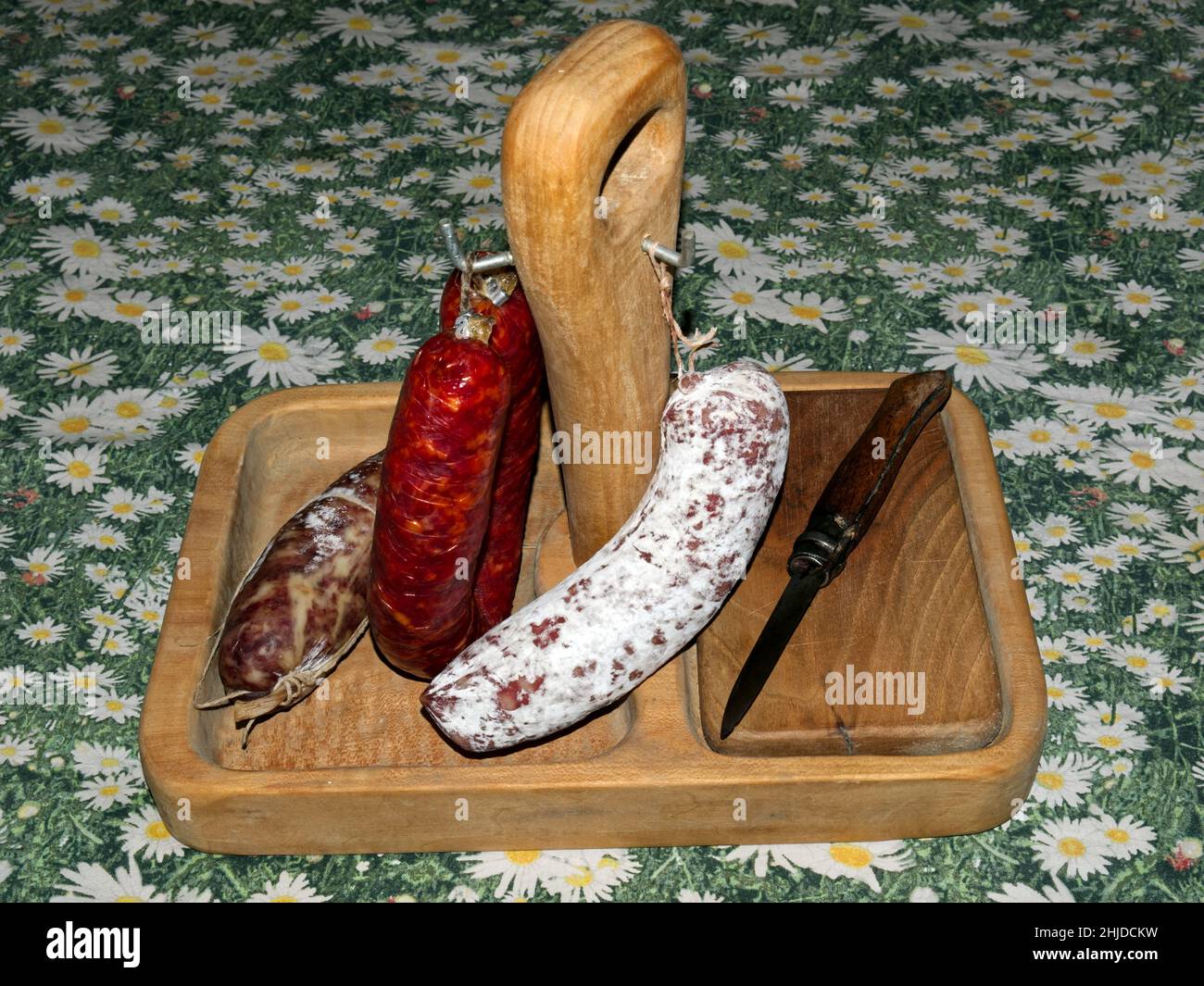 Un tagliere con una mostra di salumi artigianali italiani Foto Stock