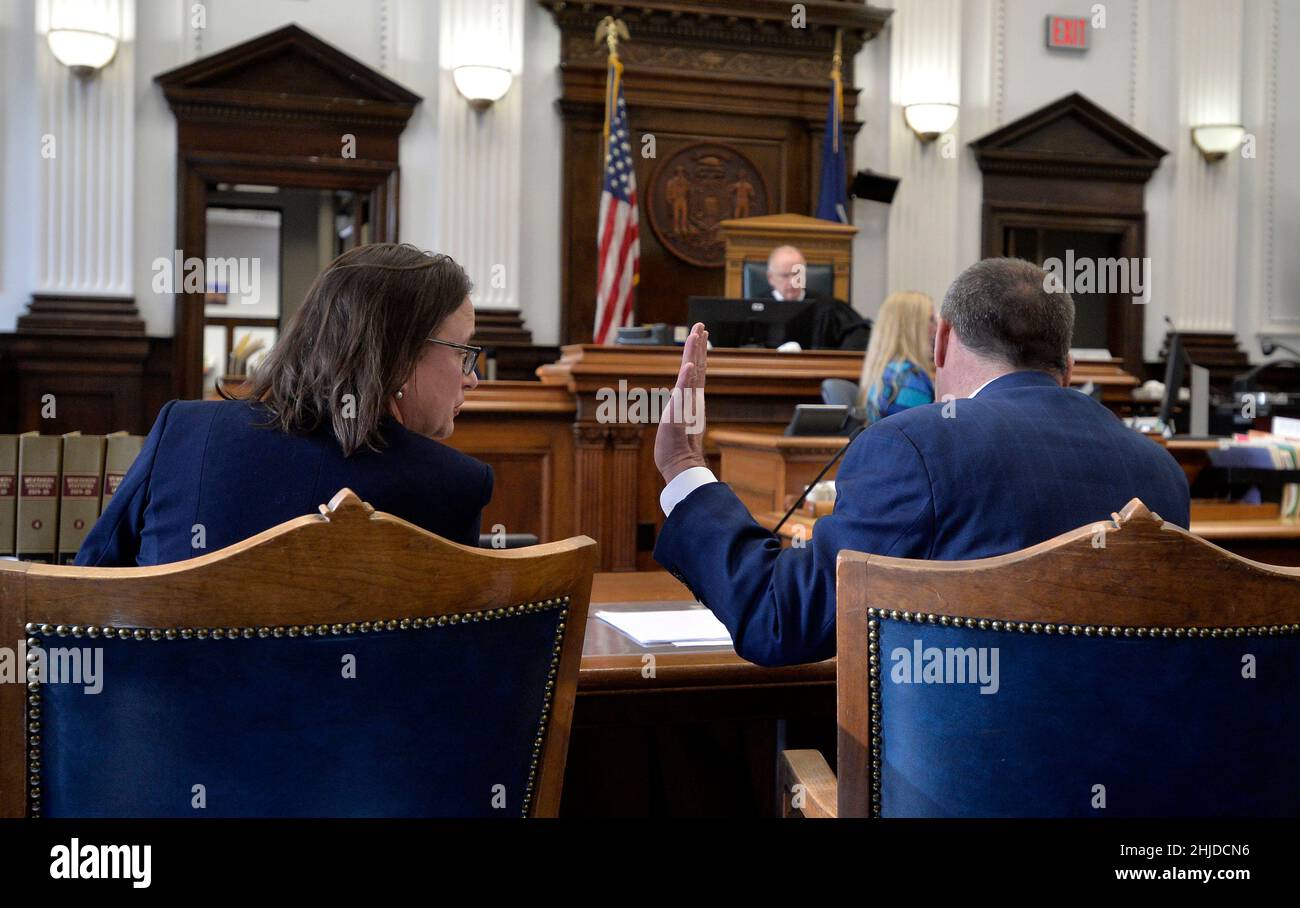 Kenosha, Wisconsin, Stati Uniti. 28th Jan 2022. Mark Richards, avvocato di Kyle Rittenhouse, a destra, dà a Francine Felske, avvocato di un gruppo che ha citato in giudizio John Pierce, a sinistra, la mano come sostengono durante un'audizione per quanto riguarda l'esborso del legame di Rittenhouse al tribunale della contea di Kenosha venerdì 28 gennaio 2021. Il fuoco Rittenhouse utilizzato il 25 agosto 2020, è destinato ad essere distrutto dallo stato, mentre il suo $2 milioni di obbligazioni è destinato a essere distribuito alla Fondazione Fight Back, l'attore Ricky Schoreder, e a Richards e Dimmer SC, lo studio legale Racine che rappresentava Rittenhouse. Credit: ZUMA Press, Inc./Ala Foto Stock