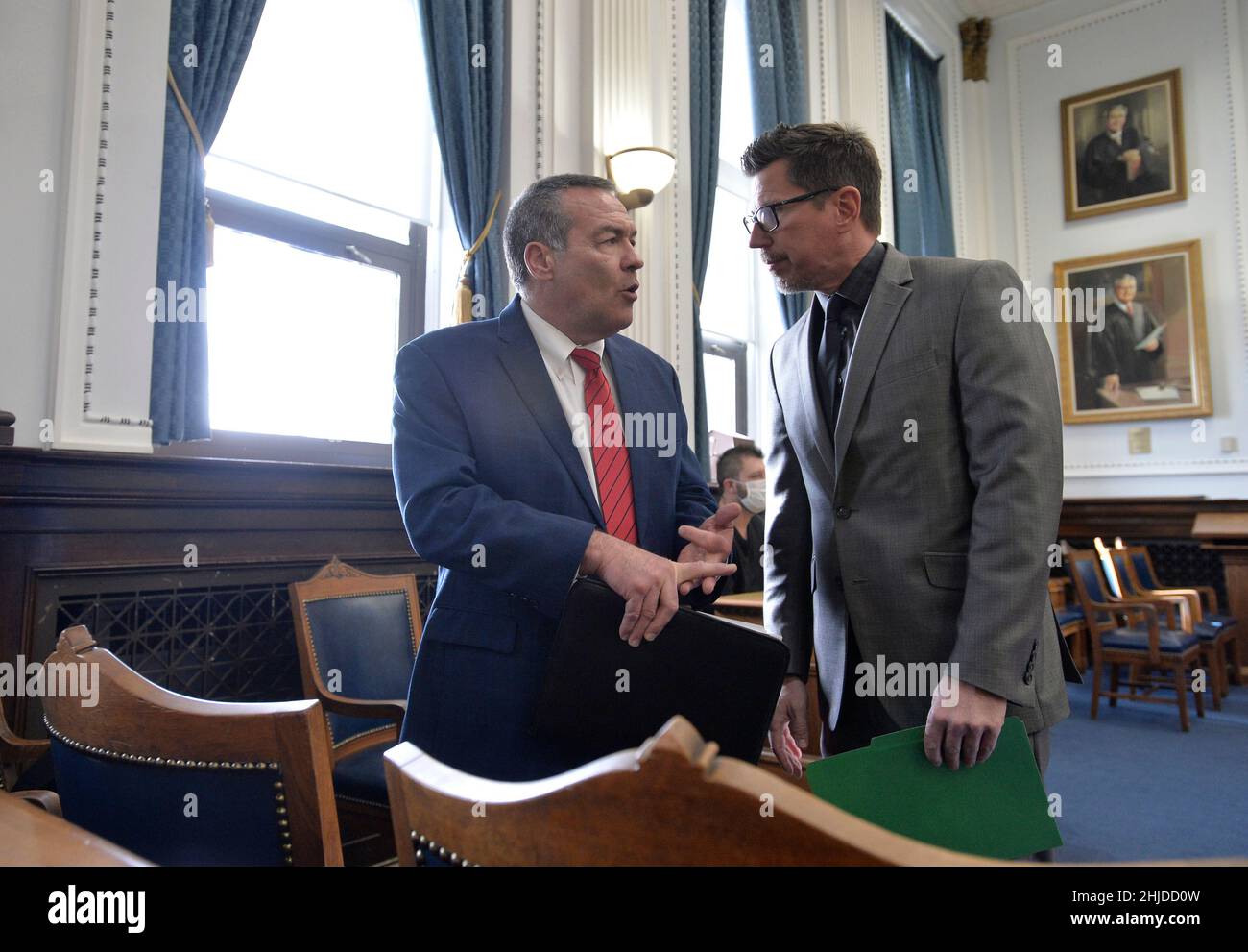 Kenosha, Wisconsin, Stati Uniti. 28th Jan 2022. Mark Richards, avvocato di Kyle Rittenhouse, a sinistra, parla con il procuratore del Distretto Assistente Thomas Binger prima di un'audizione sul fucile della Rittenhouse al tribunale della contea di Kenosha venerdì 28 gennaio 2021. Il fuoco Rittenhouse utilizzato il 25 agosto 2020, è destinato ad essere distrutto dallo stato, mentre il suo $2 milioni di obbligazioni è destinato a essere distribuito alla Fondazione Fight Back, l'attore Ricky Schoreder, e a Richards e Dimmer SC, lo studio legale Racine che rappresentava Rittenhouse. Credit: ZUMA Press, Inc./Alamy Live News Foto Stock