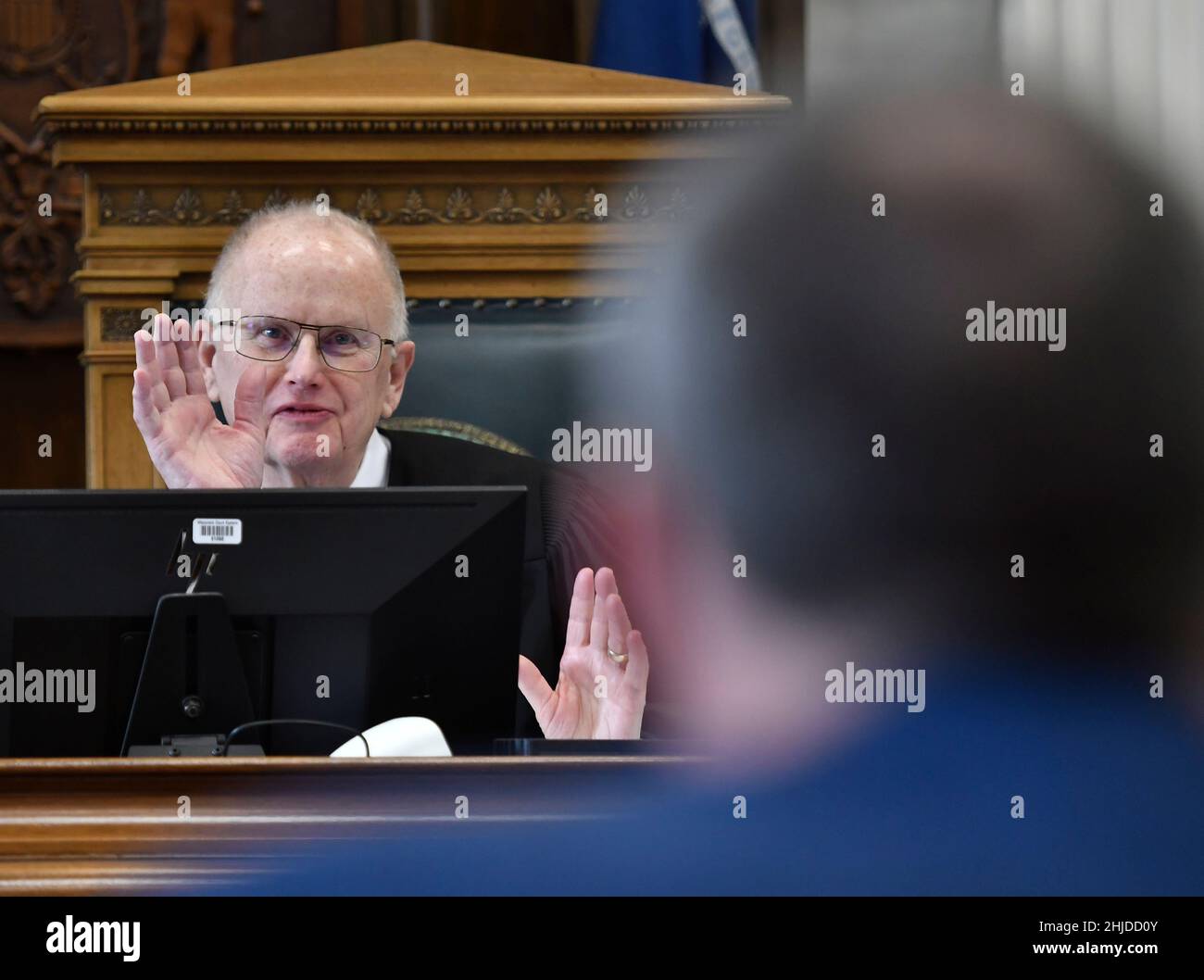 Kenosha, Wisconsin, Stati Uniti. 28th Jan 2022. Il giudice Bruce Schroeder, a sinistra, parla con Mark Richards, avvocato di Kyle Rittenhouse, a destra, del legame di Rittenhouse al tribunale della contea di Kenosha venerdì 28 gennaio 2021. Il fuoco Rittenhouse utilizzato il 25 agosto 2020, è destinato ad essere distrutto dallo stato, mentre il suo $2 milioni di obbligazioni è destinato a essere distribuito alla Fondazione Fight Back, l'attore Ricky Schoreder, e a Richards e Dimmer SC, lo studio legale Racine che rappresentava Rittenhouse. Credit: ZUMA Press, Inc./Alamy Live News Foto Stock