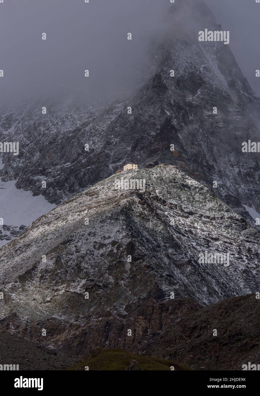 ZERMATT, SVIZZERA - il Rifugio Hornli sul crinale Hornli del Cervino, una montagna alta 4.470 metri (14.692 piedi), nelle Alpi Pennine, cantone di Vala Foto Stock
