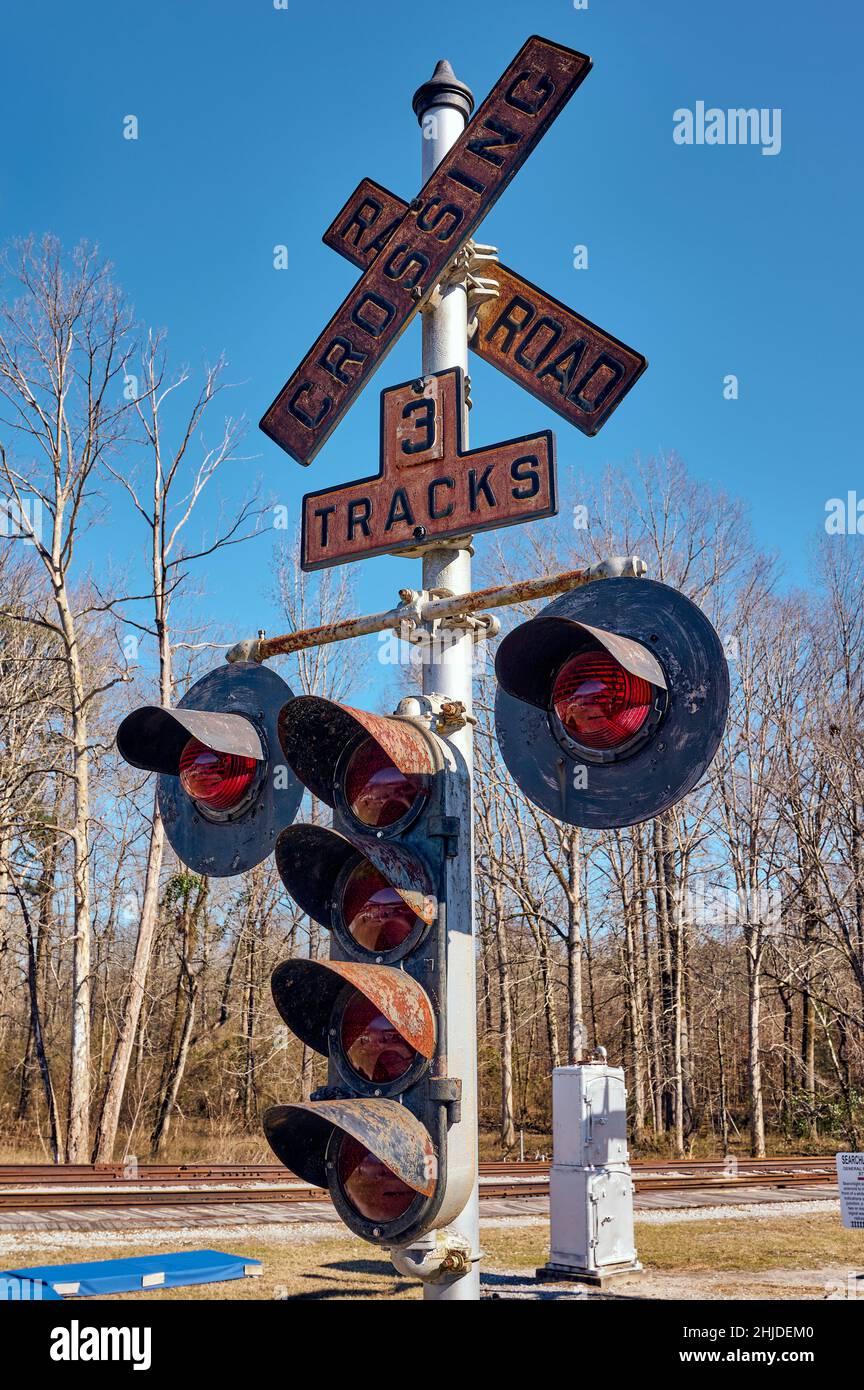 Vintage, vecchio, antico tre binari lampeggiante luce traversa segnale di avvertimento nel cuore del Dixie Railroad Museum a Calera Alabama, USA. Foto Stock