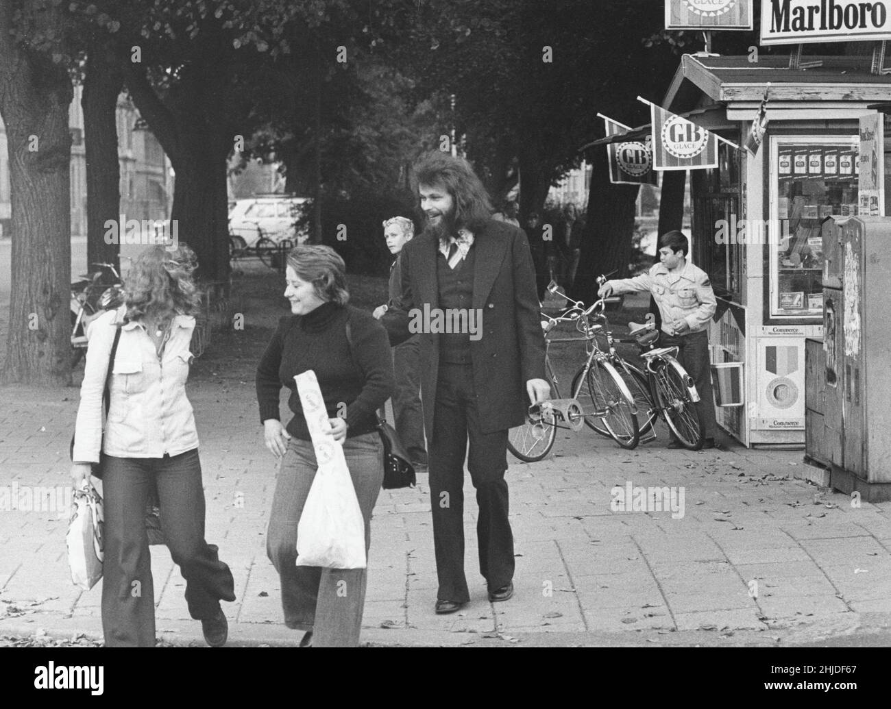 Clark Olofsson. Criminale svedese nato nel 1947. Un criminale svedese che ora vive in Belgio. Ha ricevuto condanne per tentato omicidio, assalto, rapina e narcotici e ha trascorso più della metà della sua vita in istituti di correzione in Svezia. Olofsson è stato chiamato il primo "gangster celebrità" svedese. Olofsson era presente alla rapina di Norrmalmstorg i cui eventi hanno portato alla creazione della frase 'sindrome di Stockholm' per descriverli. Foto scattata nel 1974 a Norrköping quando stava servendo una pena di prigione per la rapina di Kreditbanken a Norrmalmstorg Stoccolma, e hanno p Foto Stock
