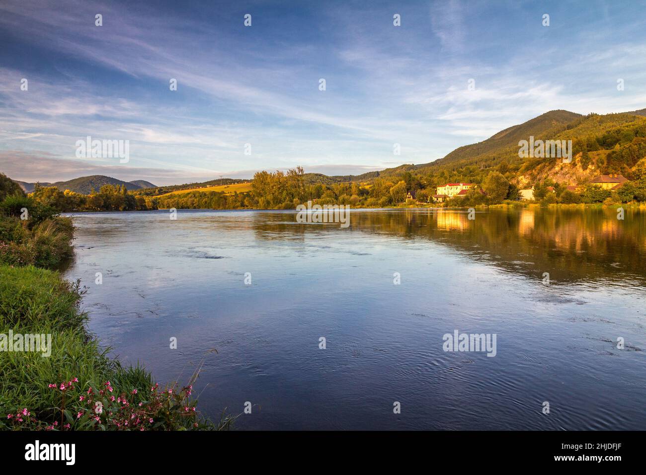 Paesaggio con il fiume Vah nel nord della Slovacchia, Europa. Foto Stock
