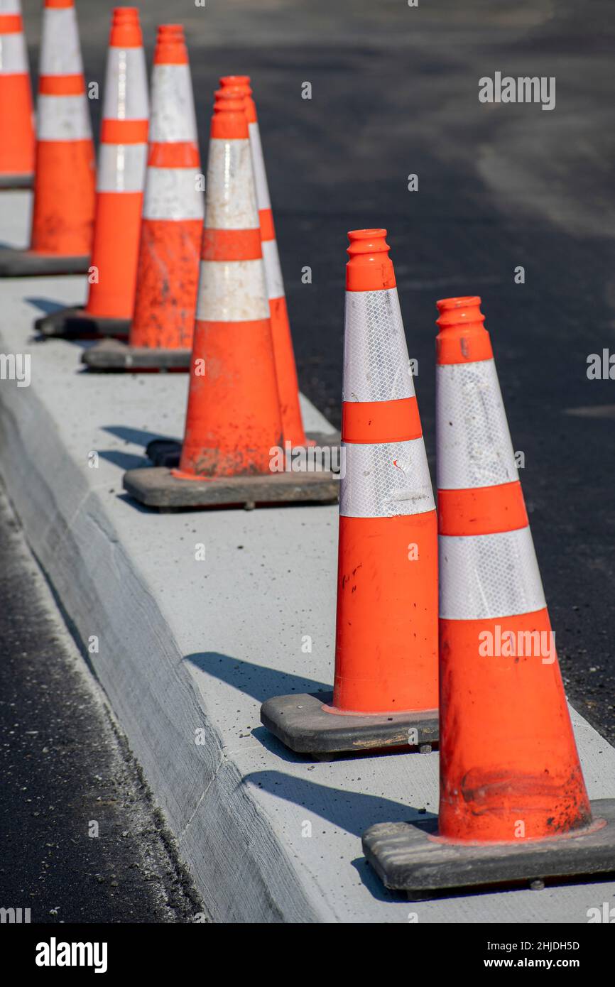 Colpo verticale di coni di traffico arancioni in un cantiere. Foto Stock