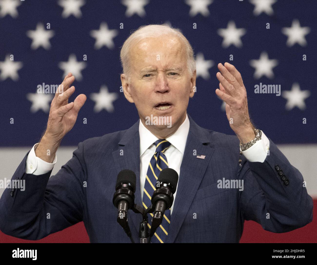 Pittsburgh, Stati Uniti. 28th Jan 2022. Il presidente Joe Biden parla di produzione, infrastrutture e posti di lavoro presso la Carnegie Mellon University a Mill 19 nel vicino Hazelwoon di Pittsburgh venerdì 28 gennaio 2022. Foto di Archie Carpenter/UPI Credit: UPI/Alamy Live News Foto Stock