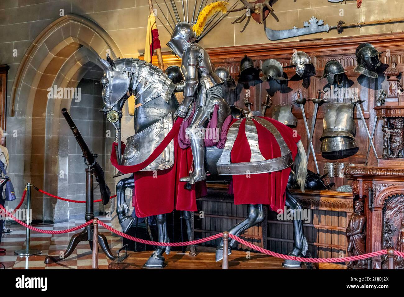 WARWICK, GRAN BRETAGNA - 15 SETTEMBRE 2014: Queste sono la disposizione del cavaliere equestre, armi e armature in mostra nella Sala Grande del Castello di Warwick. Foto Stock
