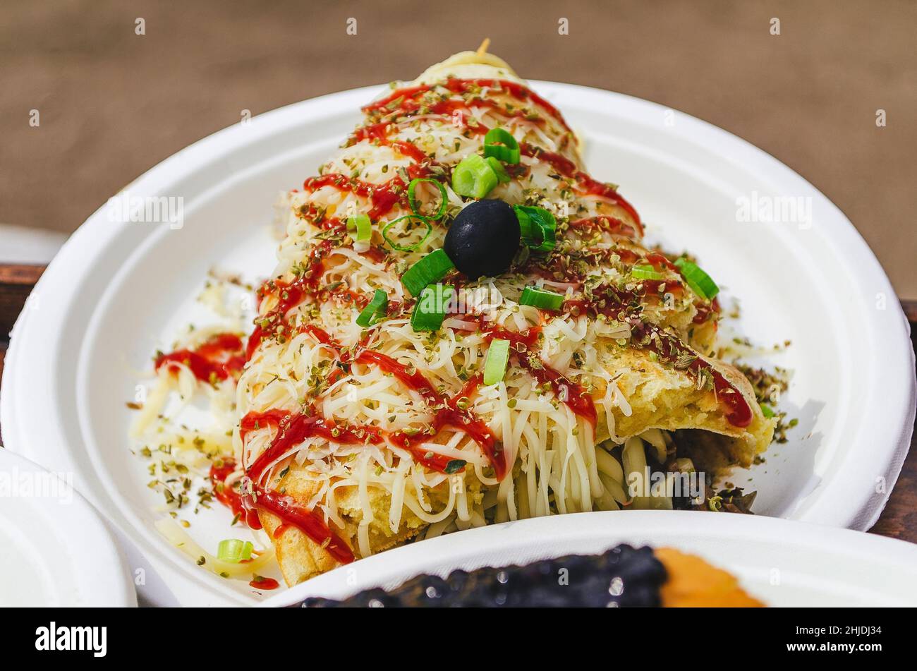 Frittella soffice con funghi, olive e formaggio - servita nei Monti Jizera. Foto Stock