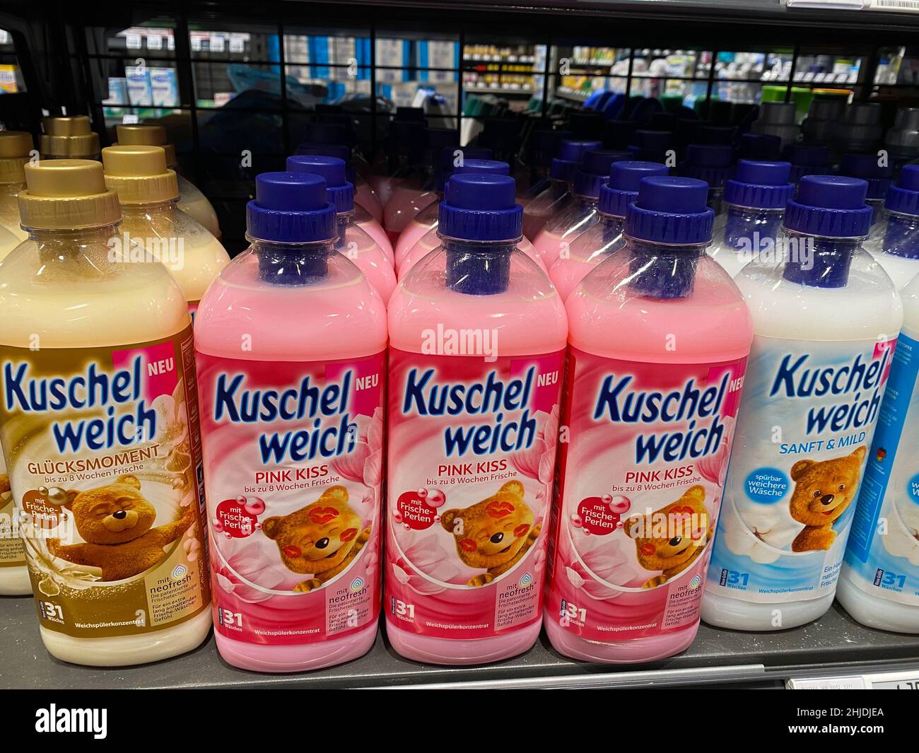 RHEINBACH, GERMANIA 15 febbraio 2021, diverse bottiglie di ammorbidente per  tessuti Lenor sullo scaffale di un supermercato tedesco Foto stock - Alamy