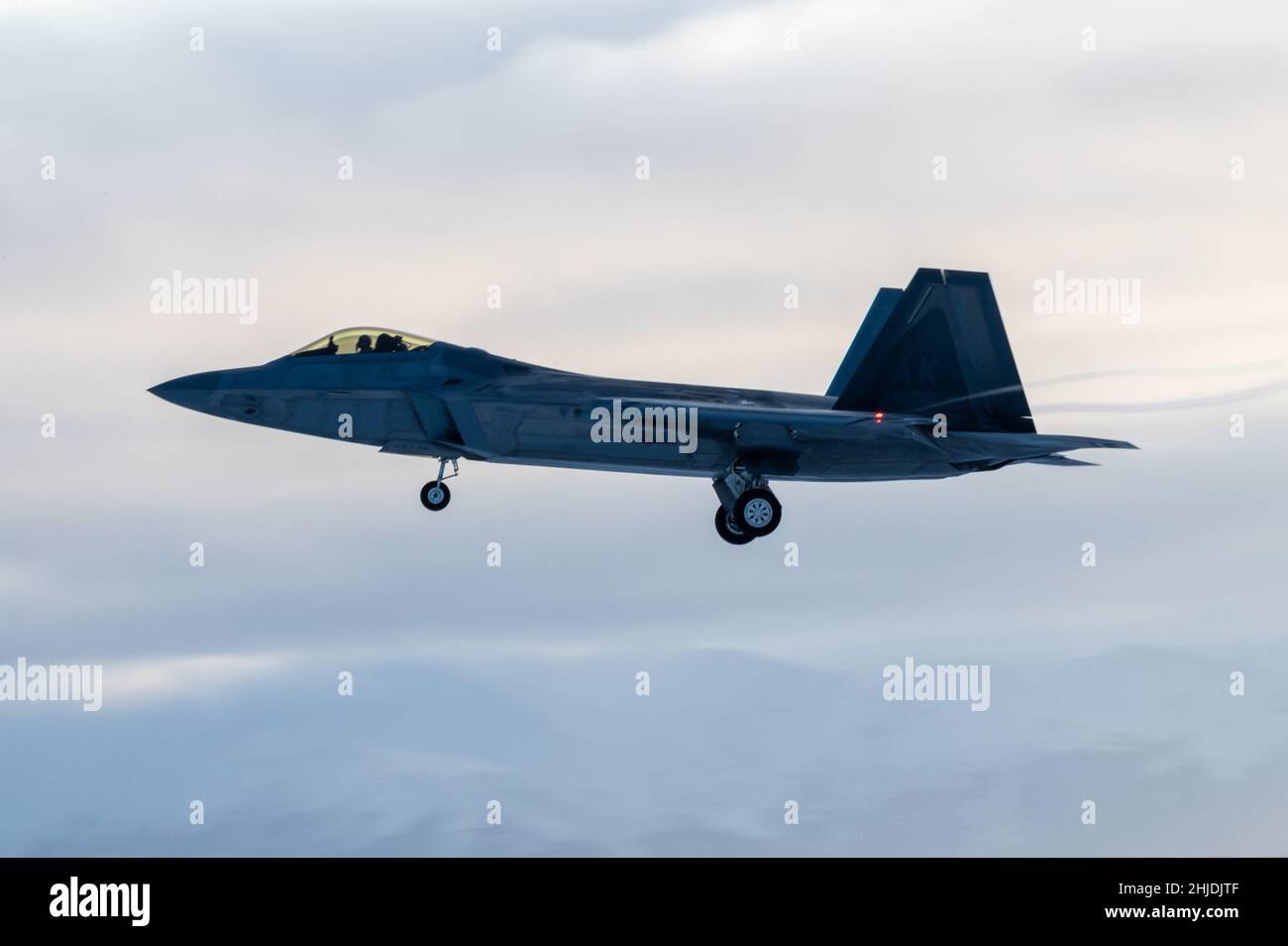 Un Raptor dell'aeronautica degli Stati Uniti F-22 assegnato a 3rd Wing si avvicina alla linea di volo alla base congiunta Elmendorf-Richardson, Alaska, 27 gennaio 2022. La F-22 è un combattente di quinta generazione in grado di eseguire sia missioni aria-aria che terra-terra. (STATI UNITI Air Force foto di Airman 1st Classe Andrew Britten) Foto Stock