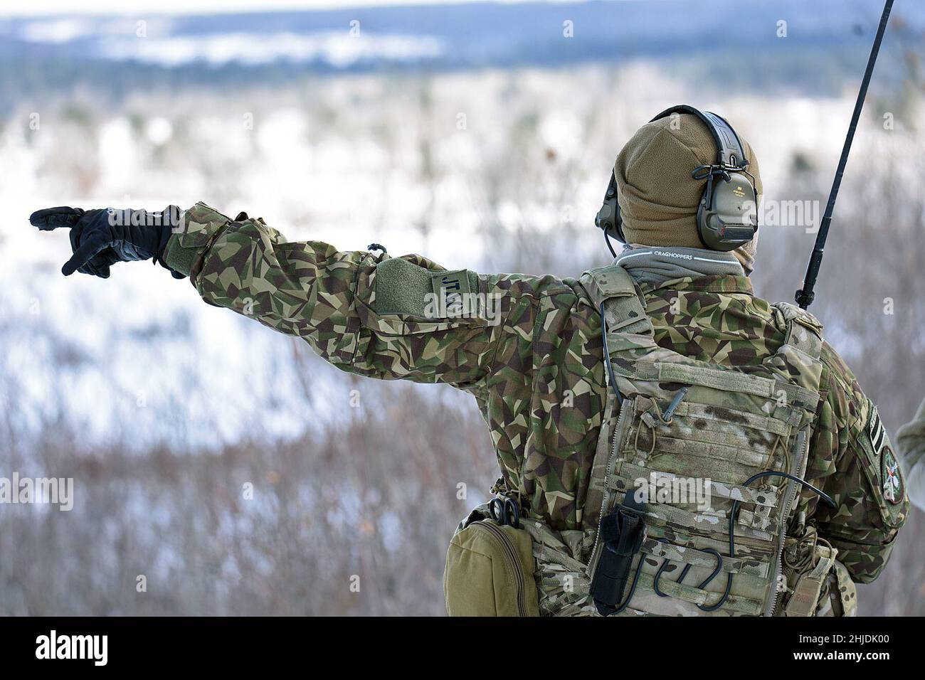 Il personale militare delle forze Armate nazionali lettoni lavora fianco a fianco con i soldati dell'esercito statunitense assegnati a Battery C, Battaglione 1st, reggimento dell'artiglieria da campo 120th, Guardia Nazionale dell'Esercito del Wisconsin, mentre conduce una stretta formazione di supporto aereo durante lo Sciopero settentrionale 22-1 ("Sciopero invernale") presso il National All-Domain Warfighting Center, Grayling, Michigan, gennaio 27, 2022. “Winter Strike”, l’iterazione invernale del programma di esercizi dello sciopero settentrionale, si svolge presso il National All-Domain Warwfighting Center del Michigan settentrionale. Il NADWC è il luogo perfetto per le unità del reparto DEF Foto Stock