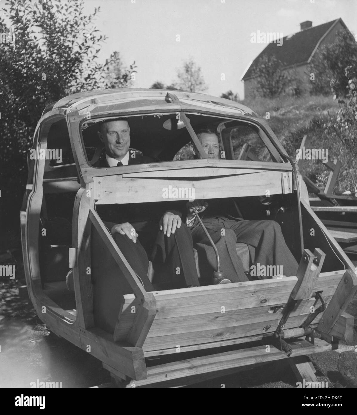 Auto Volvo nel 1940s. Volvo PV 444 era una delle automobili di Volvo più popolari mai ed era un po'di un folkcar degli svedesi. Sono state fabbricate 196005 auto, dotate di stivali spaziosi, buona resistenza alla ruggine, l'interno dell'auto che è in grado di formarsi in un letto e Volvo servizio. Prima della produzione una macchina mockup è stato fatto di legno per mostrare le automobili interni ed esterni in dimensioni complete per essere in grado di regolare se necessario. Fino al 1985, le auto in legno erano comuni nell'industria automobilistica. Foto scattata 1944. Foto Stock