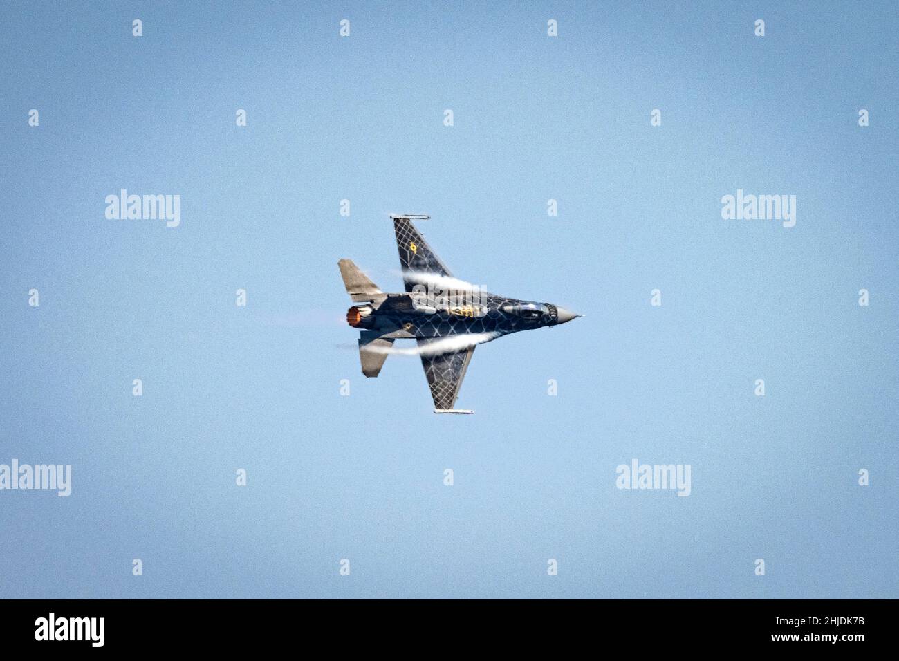 Un pilota assegnato al team dimostrativo F-16 Viper esegue una demo pratica alla base dell'aeronautica militare Shaw, S.C., 26 gennaio 2022. Il team lavora a stretto contatto con la Air Force Heritage Flight Foundation per creare una dimostrazione unica per l'aviazione militare degli Stati Uniti passato e presente, mostrando le qualità professionali che l'aviazione militare sviluppa nelle persone che volano, mantengono e supportano questi velivoli. (STATI UNITI Air Force foto di Senior Airman Madeline Herzog) Foto Stock