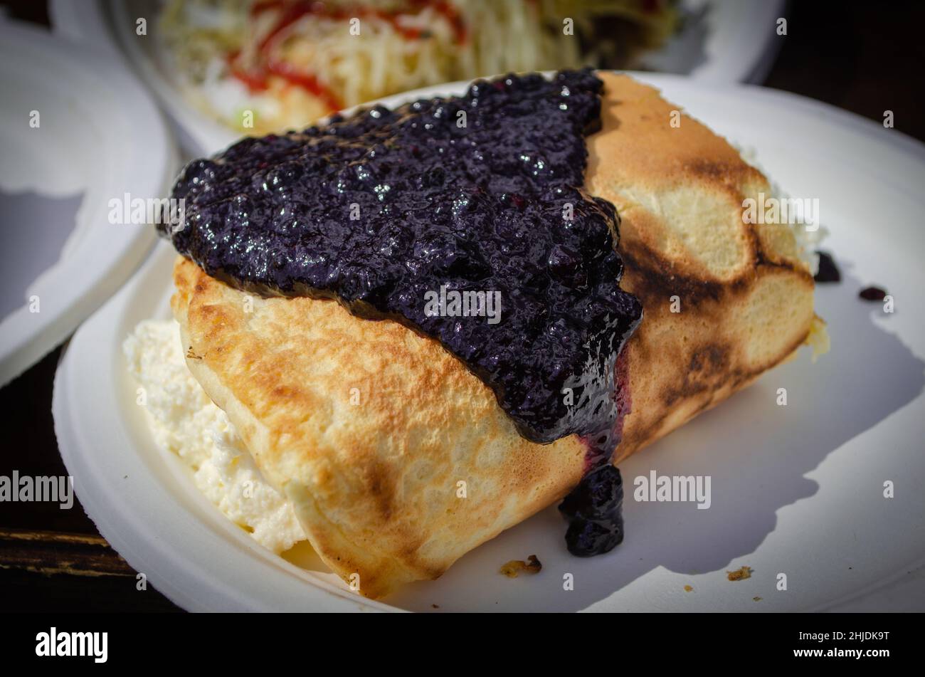 Soffice pancake con mirtilli e panna - servito nei Monti Jizera. Foto Stock