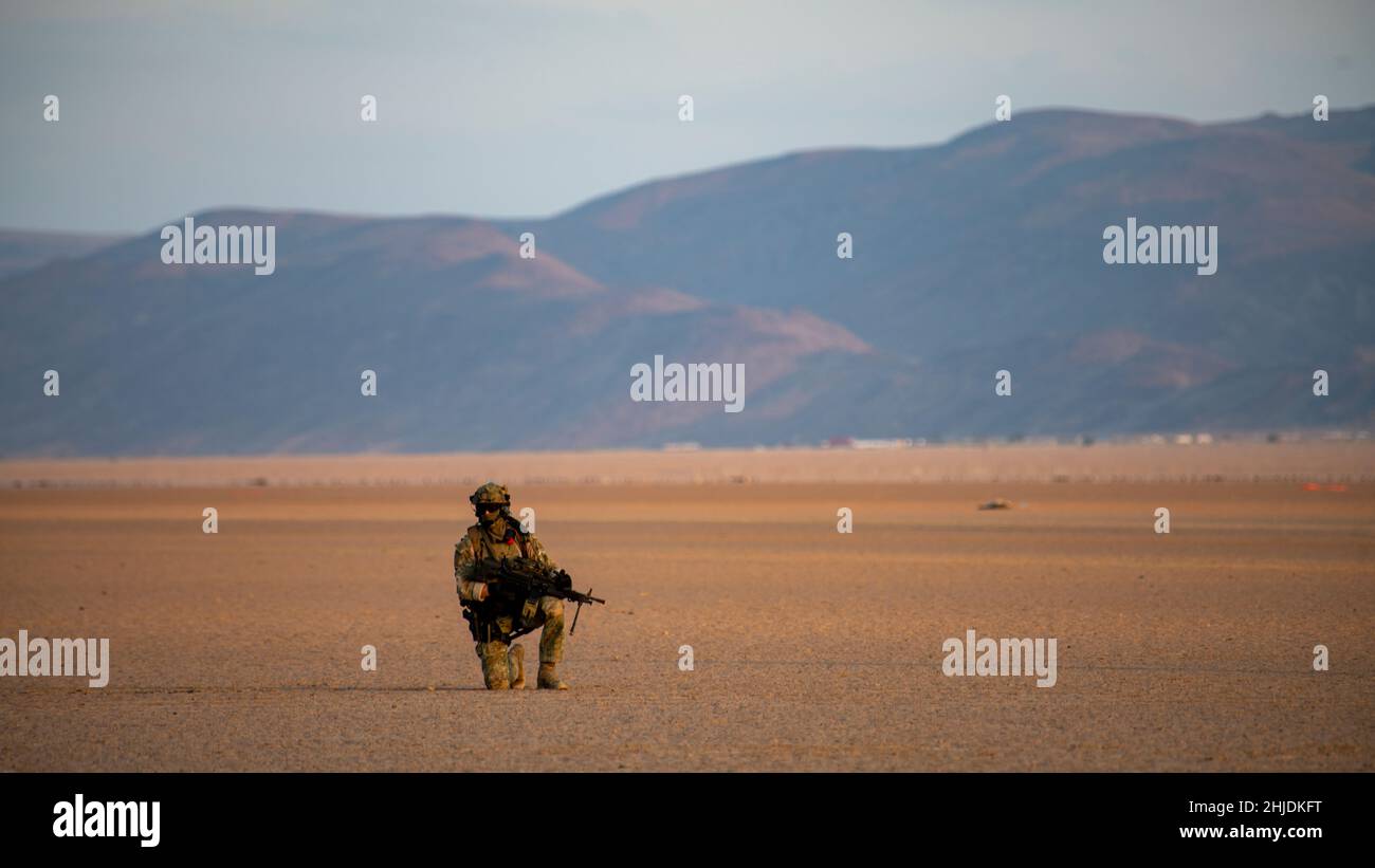 Un soldato con le forze francesi a Gibuti fornisce la sicurezza durante una mostra di terra e aria a Grand Bara, Gibuti, 15 gennaio 2022. Nell’ambito di una visita dell’Institute of Advanced Studies in National Defense, la presentazione dinamica ha dimostrato le forze francesi nelle capacità operative di Gibuti, e ha incluso la partecipazione delle forze armate di Gibuti e degli Stati Uniti per illustrare la regolare cooperazione tra le nazioni. Le forze statunitensi e francesi si scambiano regolarmente competenze, idee e tattiche per diventare una forza combinata più integrata con la capacità di rispondere a crisi o minacce in East Afr Foto Stock