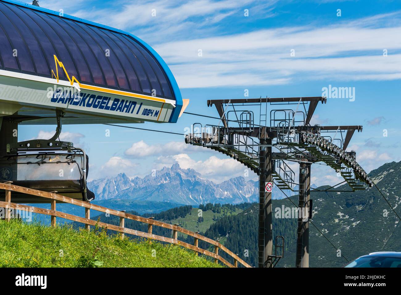 Zauchensee, Austria - Luglio 03 2021: Funivia estiva nelle Alpi. Seggiovia Gamskogel a 6 posti a Zauchensee, principale stazione sciistica austriaca. Montagna estiva Foto Stock