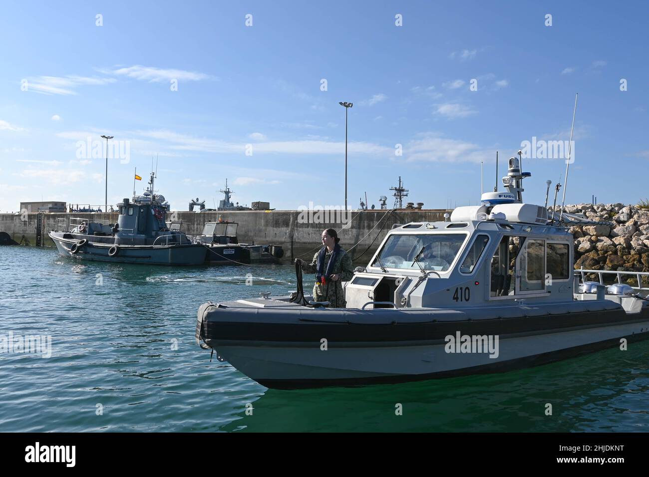 STAZIONE NAVALE DI ROTA, Spagna (28 ottobre 2021)- la forza di sicurezza del porto interno di Rota (NAVSTA) ha condotto una spazzata portuale e una scorta di un sottomarino in visita fuori da NAVSTA ROTA il 28 ottobre 2021. La forza di sicurezza del porto interno è vitale per la sicurezza delle navi che si trovano nel porto e nella riva circostante; conducono pattugliamenti di percorso, addestramenti e rimangono pronti ad un avviso di momento per proteggere e servire. (STATI UNITI Foto Navy di Mass Communication Specialist 3rd Classe Hutch Johnson.) Foto Stock
