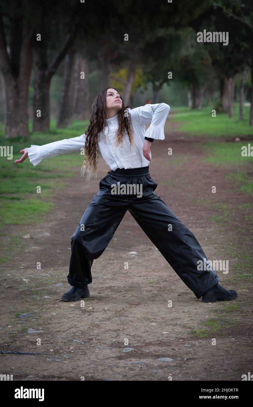 Giovane donna che balla all'aperto. Spettacolo di danza nel parco Foto Stock