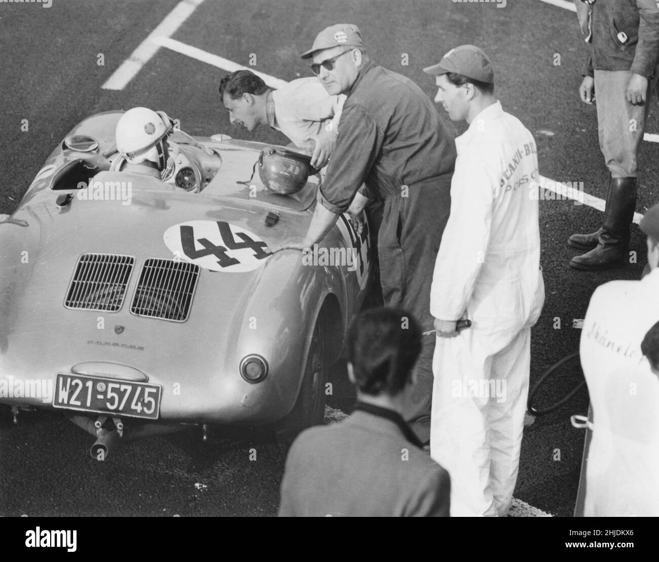 Auto da corsa del 1950s. Il pilota tedesco Gert Kaiser è raffigurato nella sua Porsche 330 spyder durante il Gran premio svedese che si è tenuto a Kristianstad 1958. L'uomo che si adandeva a parlare con lui è Hans Herrmann, anche un famoso pilota da corsa. Foto Stock