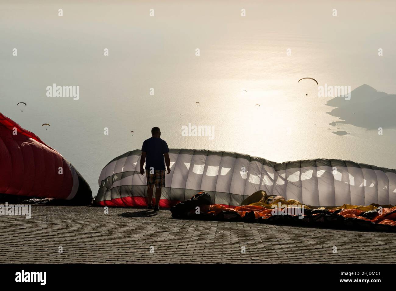 Silhouette di un uomo alla rampa di parapendio Foto Stock