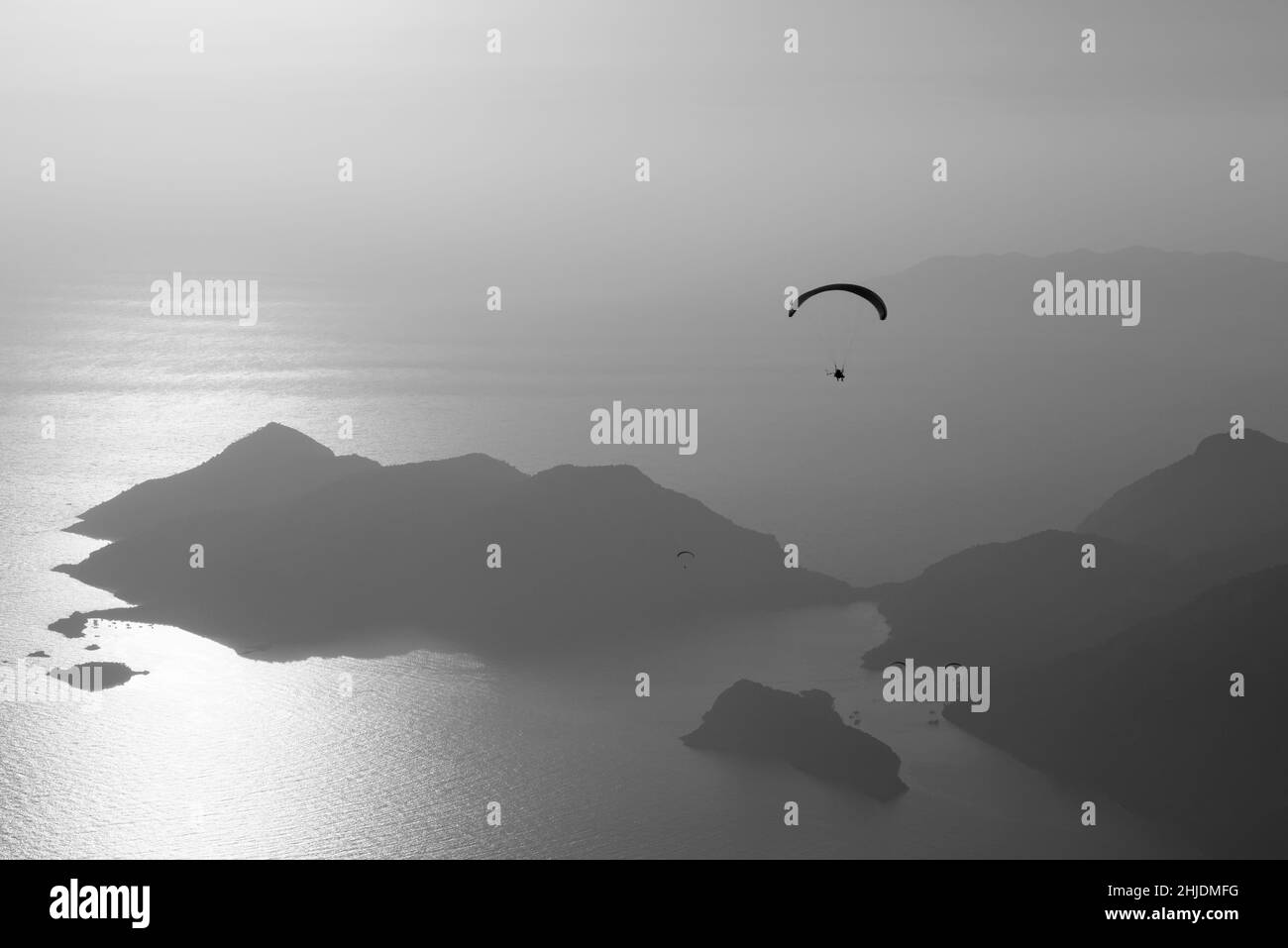 Parapendio oltre le montagne Foto Stock