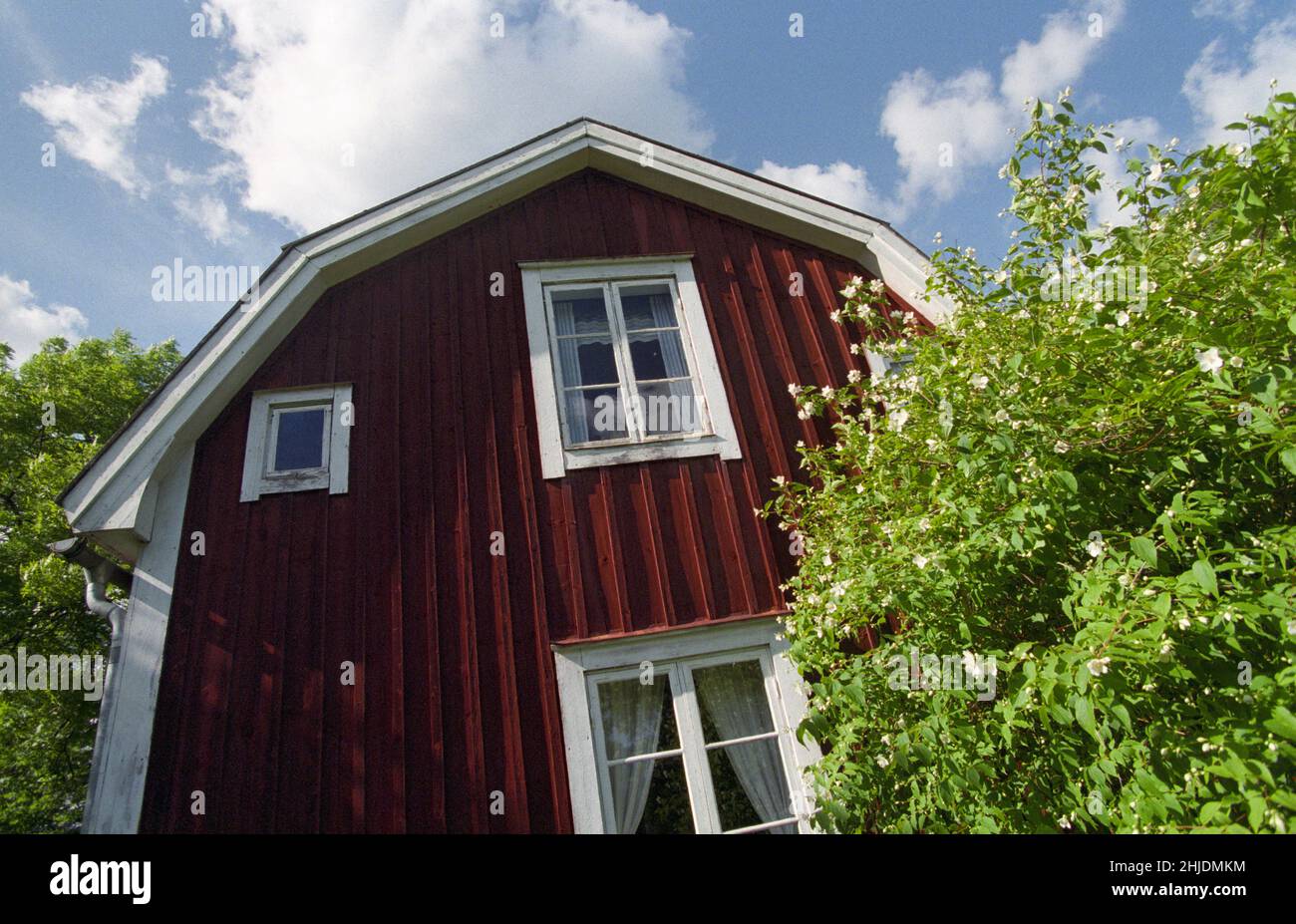 Casa di campagna in legno in giardino Foto Stock