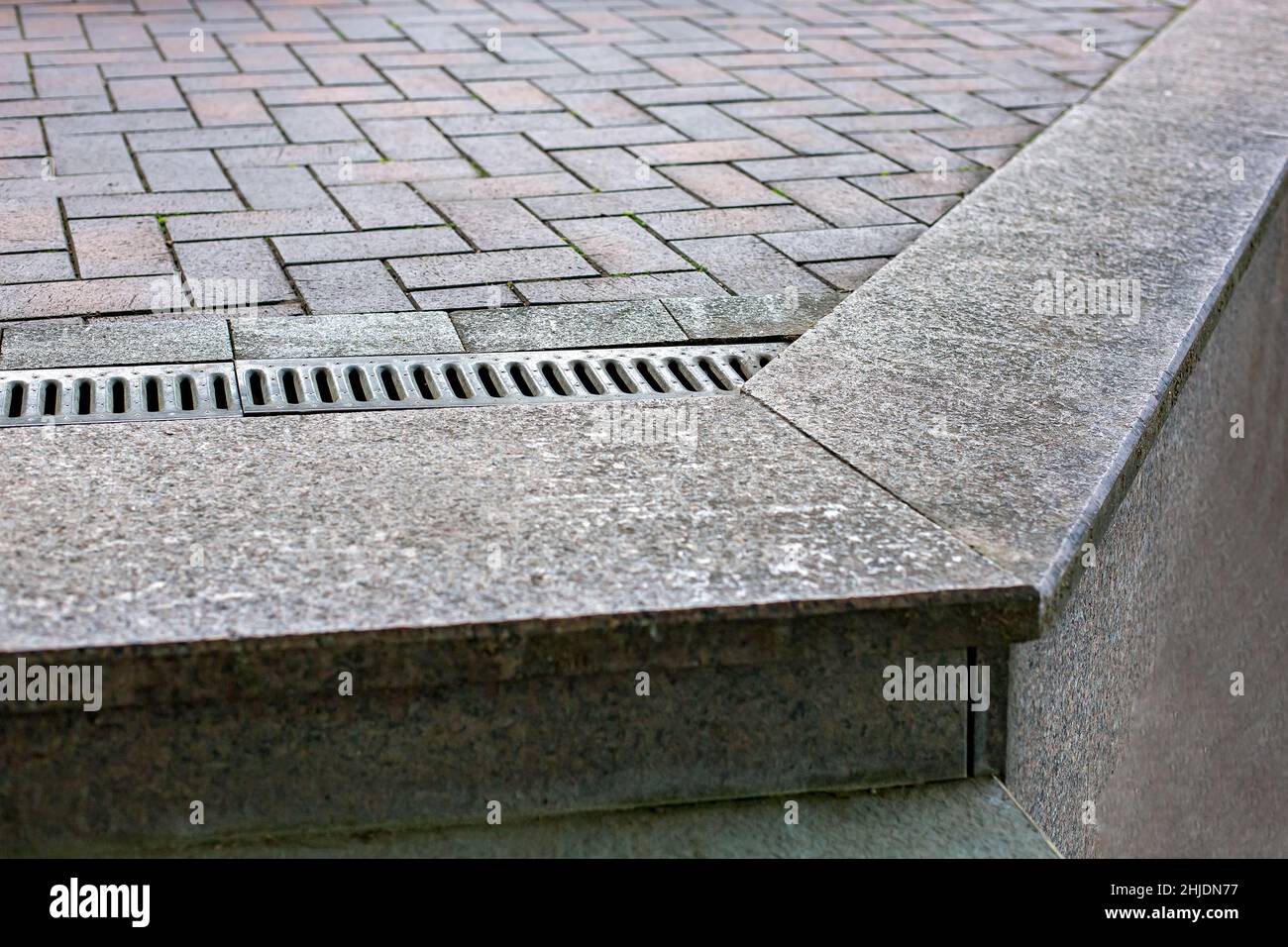 Grata di drenaggio pavimentata con griglia in ferro linea su passerella  rettangolare in pietra sul bordo della scogliera, primo piano del sistema  di drenaggio su tempo secco, nessuno Foto stock - Alamy