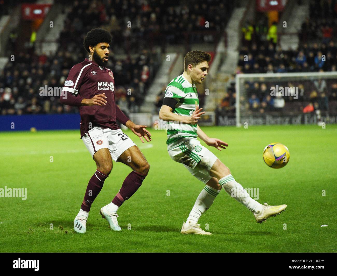 Tynecastle Park, Edinburgh Scotland.UK.26th Jan 22 Hearts vs Celtic Cinch Premiership match. Cuori recenti firma Ellis Simms con James Forrest (R ) Foto Stock
