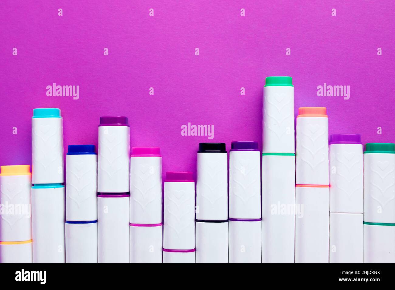 La tabella di vendita dei marcatori colorati oscilla quindi la stabilità del concetto verso il basso e verso l'alto Foto Stock