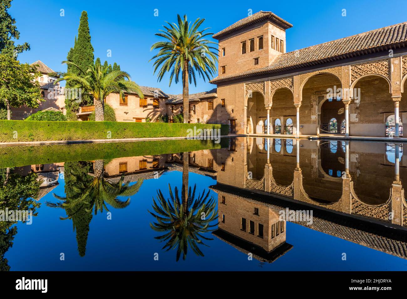 Cortile del Palazzo Partal all'interno della fortezza dell'Alhambra, Granada, Andalusia, Spagna Foto Stock