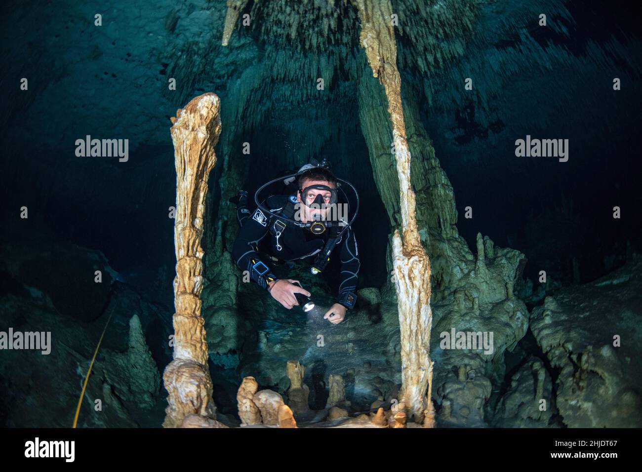 Queste impressionanti stalattiti e stalagmiti si formarono durante un periodo di mare inferiore mentre l'acqua piovana attraversava il fondo della foresta di calcare, creando un i Foto Stock