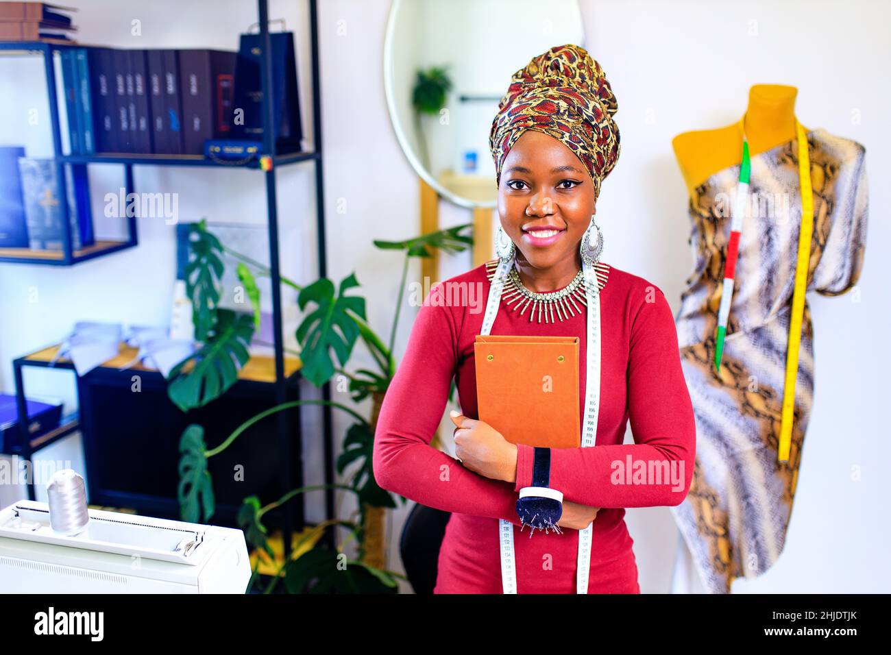 afro american donna con turban sulla testa e argento etnico gioielli colorati in laboratorio su misura Foto Stock