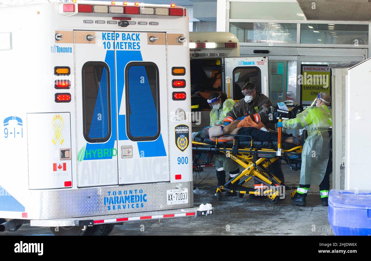 Toronto, Canada. 28th Jan 2022. Un paziente viene fatto uscire da un'ambulanza in un ospedale a Toronto, Canada, il 28 gennaio 2022. Il Canada ha confermato 8.937 nuovi casi COVID-19 venerdì mezzogiorno, elevando il suo caseload nazionale a 3.007.264 con 33.489 morti, CTV ha riferito. Credit: Zou Zheng/Xinhua/Alamy Live News Foto Stock