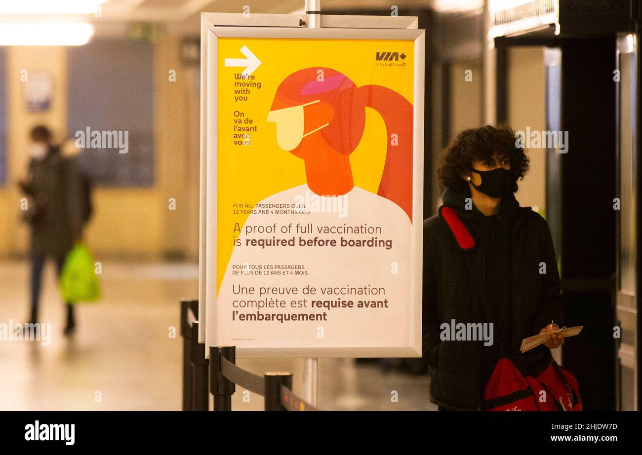 Toronto, Canada. 28th Jan 2022. Una persona che indossa una maschera facciale cammina oltre un avviso per richiedere una prova di vaccinazione COVID-19 prima di salire a bordo alla Union Station di Toronto, Canada, il 28 gennaio 2022. Il Canada ha confermato 8.937 nuovi casi COVID-19 venerdì mezzogiorno, elevando il suo caseload nazionale a 3.007.264 con 33.489 morti, CTV ha riferito. Credit: Zou Zheng/Xinhua/Alamy Live News Foto Stock
